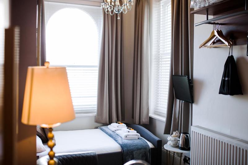 Small Double Room image 3