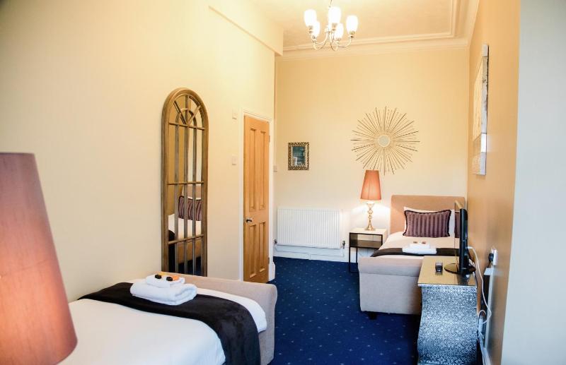 Twin Room with Bathroom image 1