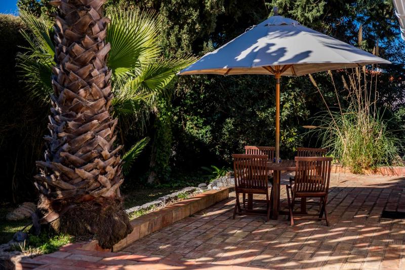 One-Bedroom House with Terrace and Pool View image 3