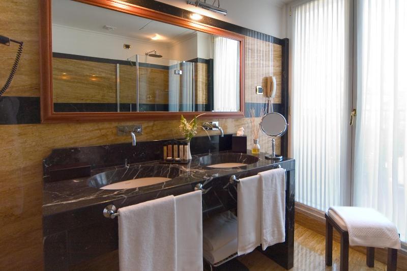 Deluxe Double or Twin Room image 4