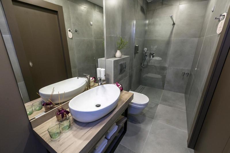 Standard Double or Twin Room (2 Adults + 1 Child) image 3