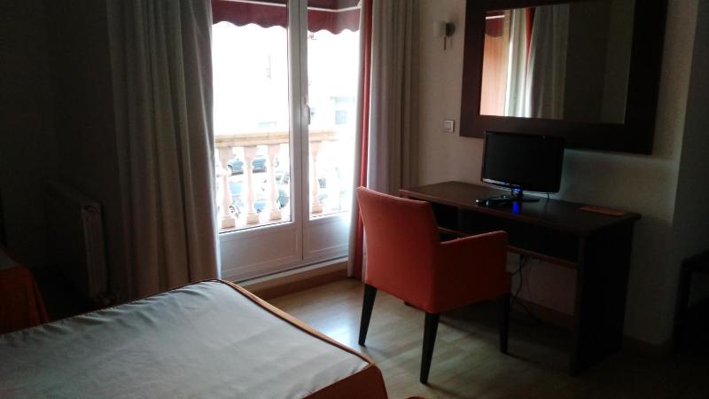 Standard Twin Room image 4