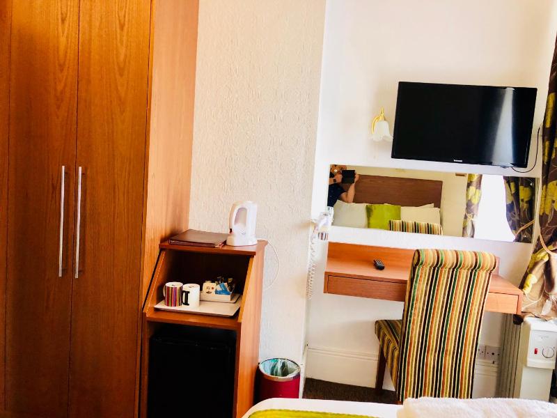 Compact Double - En Suite image 3