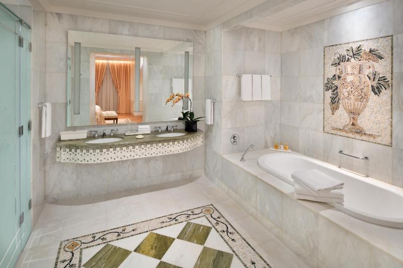 Grand Suite with City View image 1