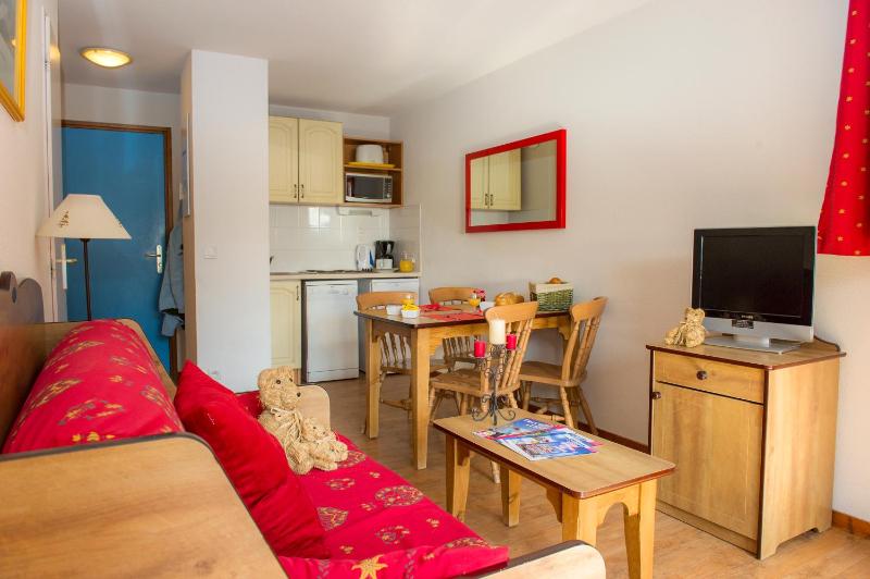 One-Bedroom Apartment image 4