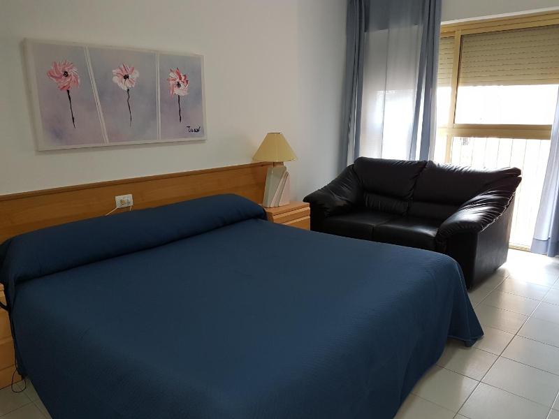 Twin Room image 2