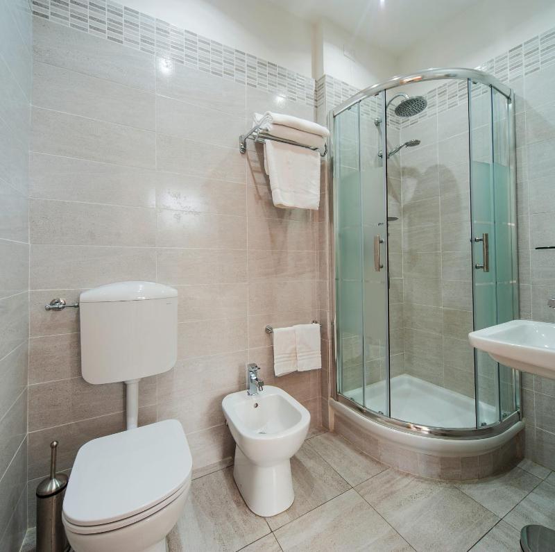 Large Double Room image 3