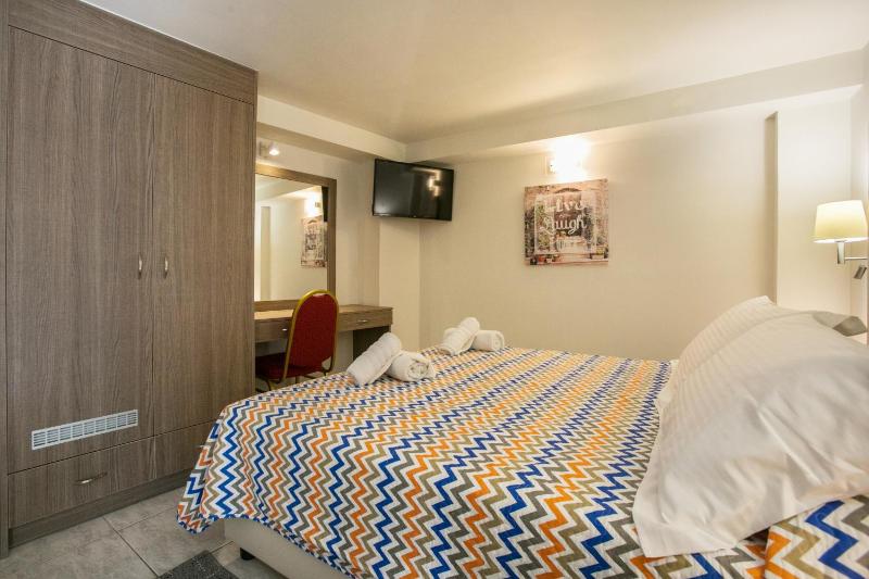 Standard Double Room image 3
