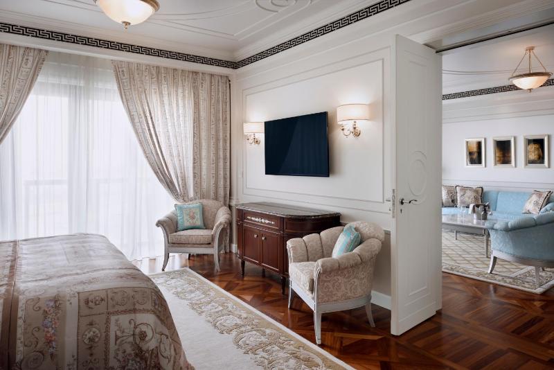 Grand Suite with City View image 3