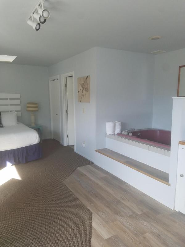 Queen Room with Ocean View image 4