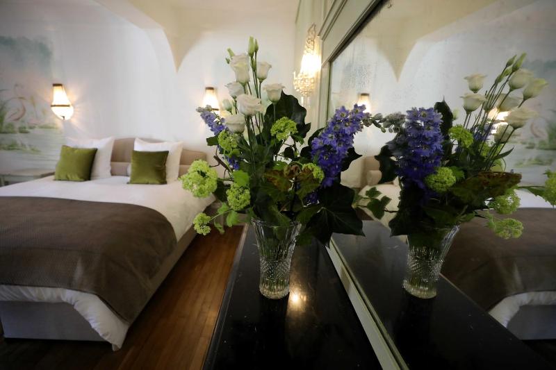 Deluxe Double Room with Bath image 4