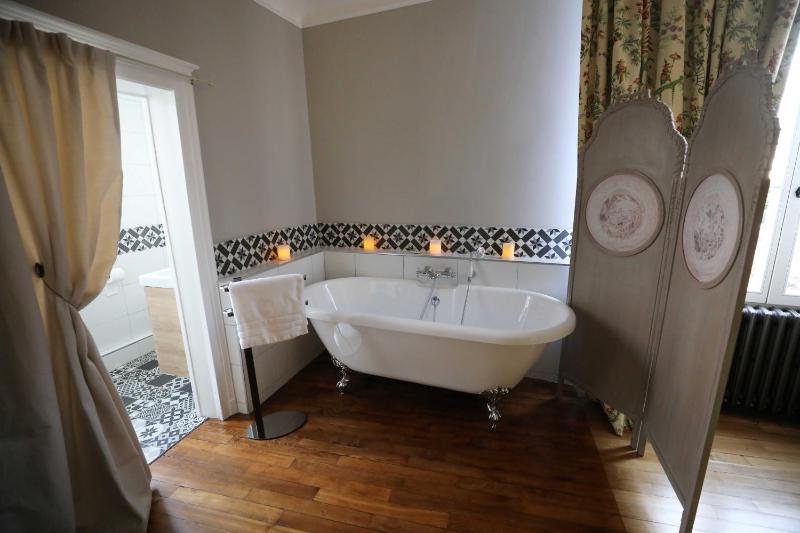 Deluxe Double Room with Bath image 2