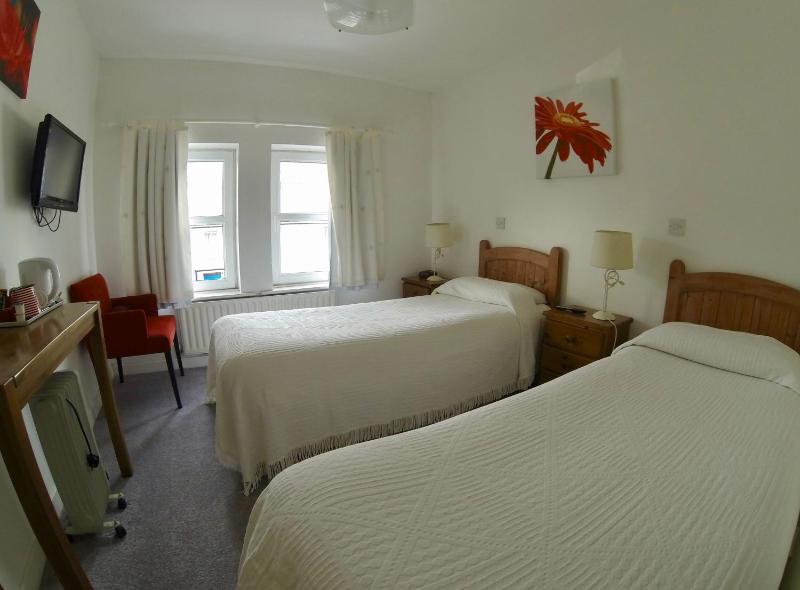 Twin Room image 2