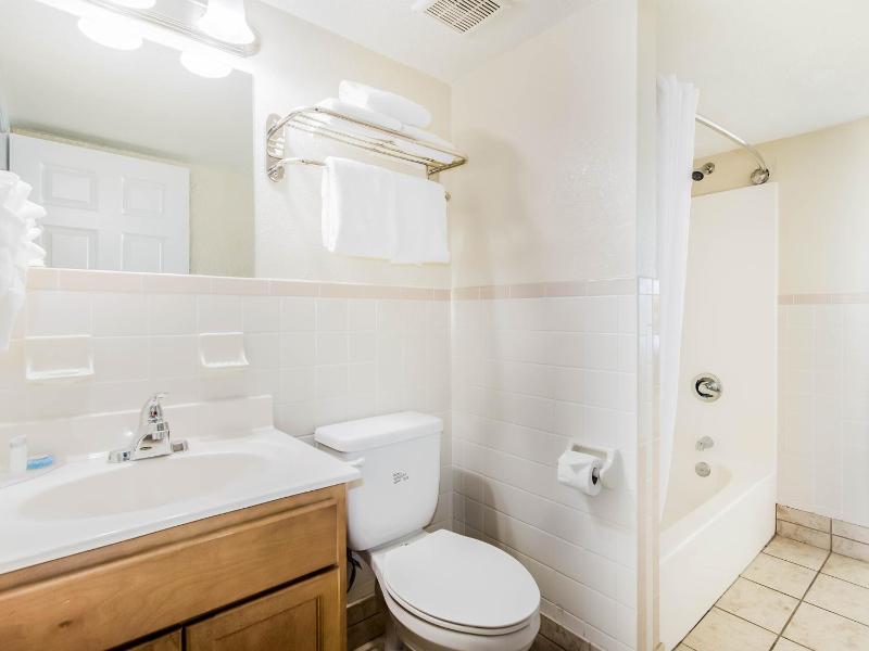 Queen Suite with Two Queen Beds and Kitchenette image 4
