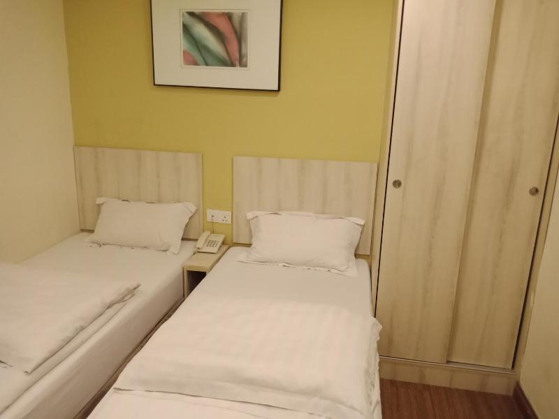 Standard Twin Room image 3