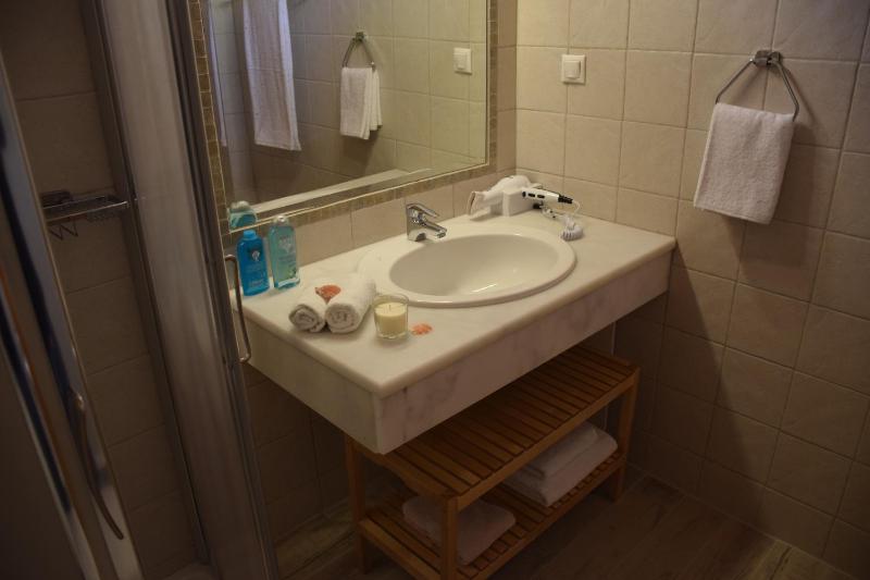 Superior Double or Twin Room with Sea View image 4