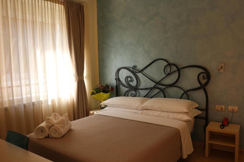 Small Double Room image 4