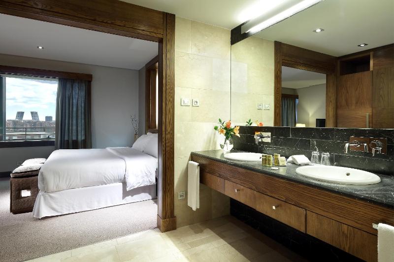 Deluxe Suite with Parking image 3