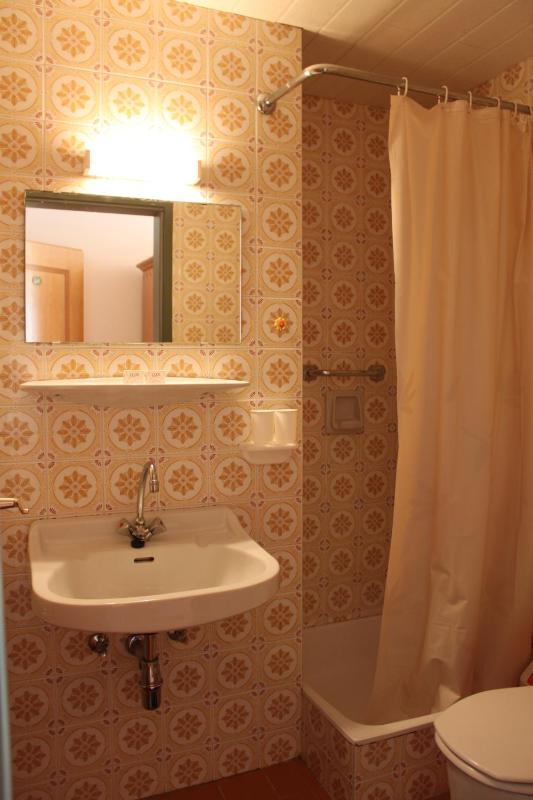 Standard Double Room image 4