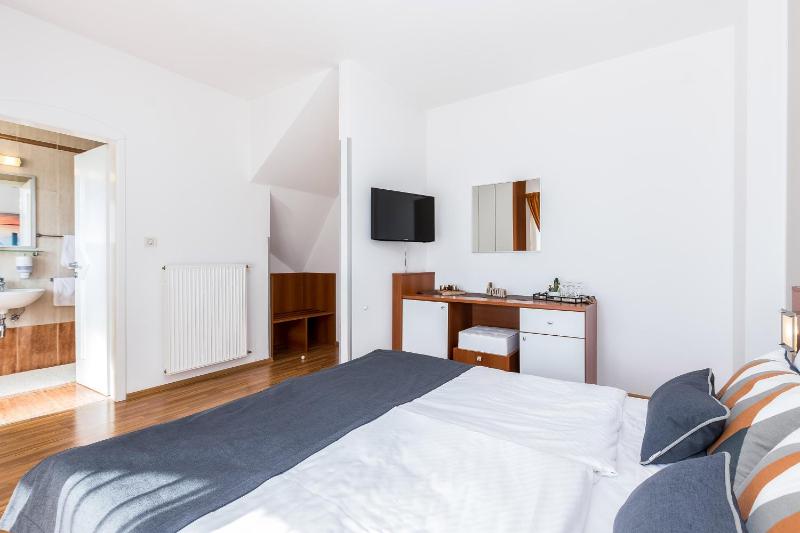 Deluxe Double Room with Balcony and Sea View image 4