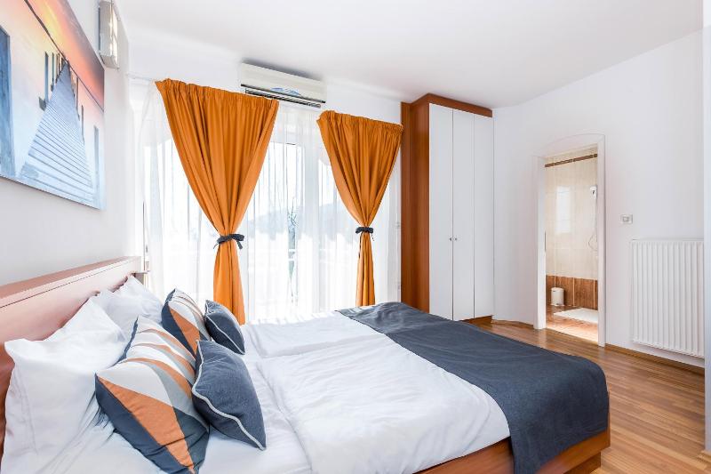 Deluxe Double Room with Balcony and Sea View image 1