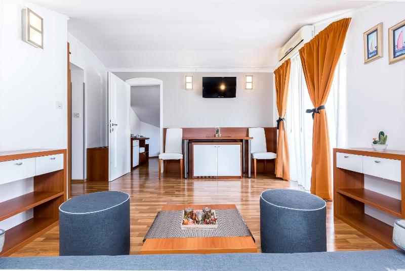 Deluxe Suite image 3