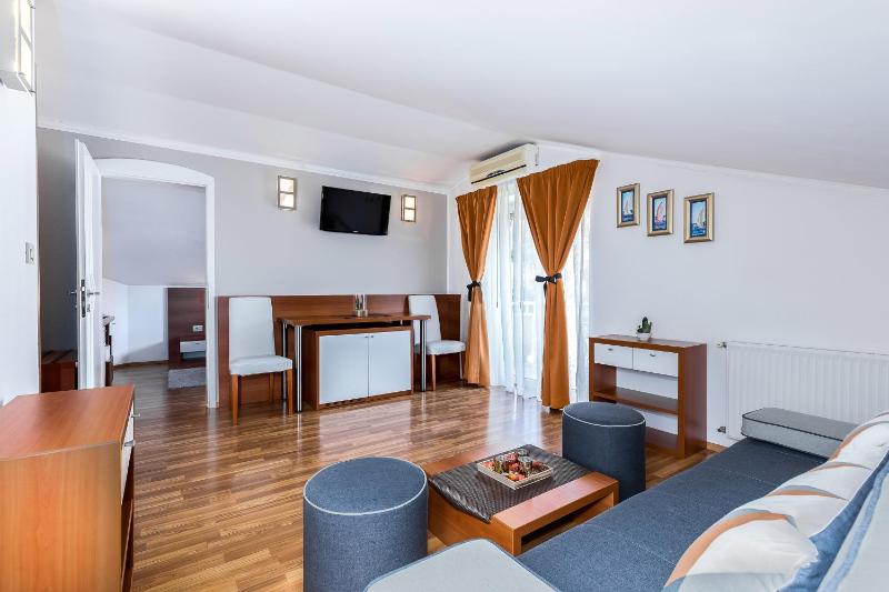 Deluxe Suite image 4