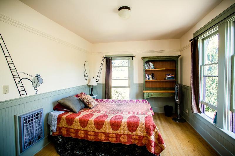 Queen Room image 2