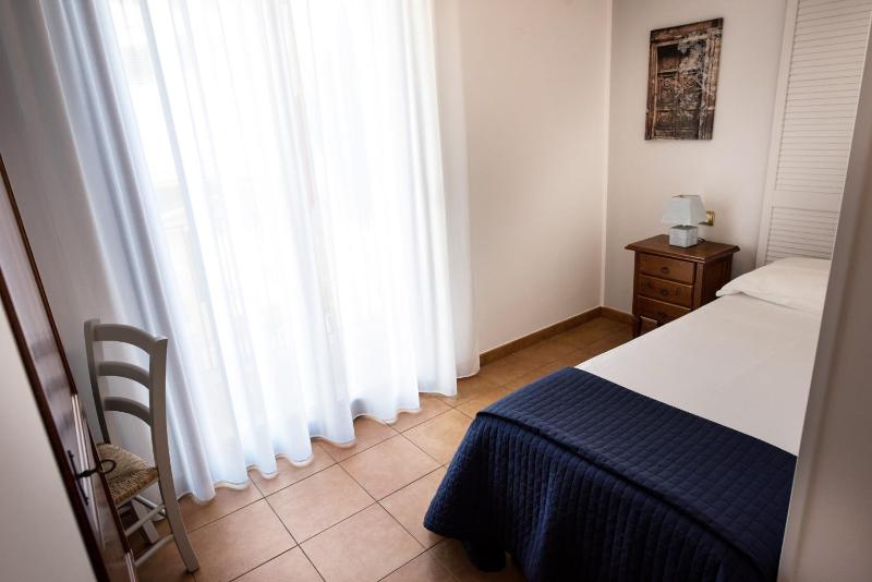 Single Room image 4