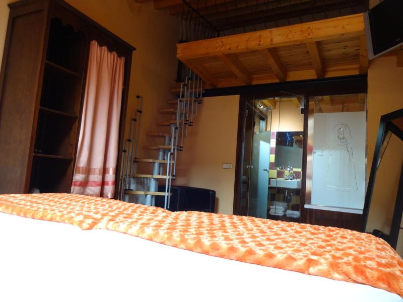 Large Double or Twin Room image 3