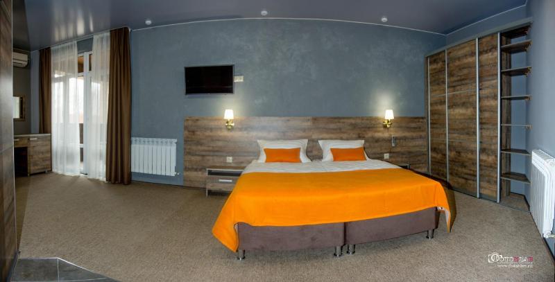 Quadruple Room with Balcony image 2