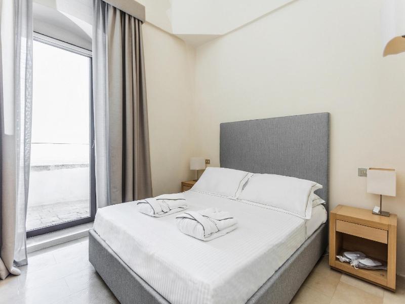 Deluxe Double Room with  Sea View and Balcony image 3