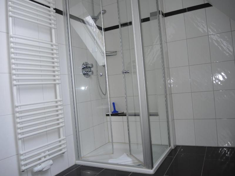 Three-Bedroom House (3-7 Adults) image 3