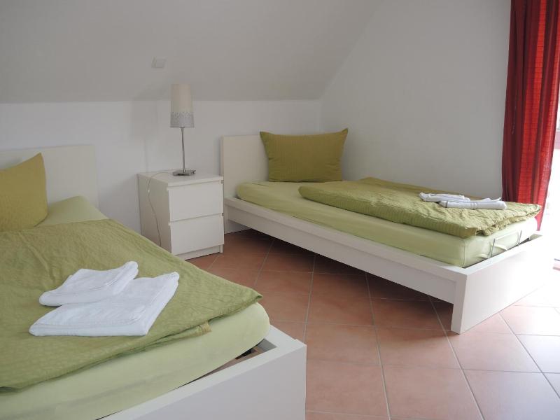 Three-Bedroom House (3-7 Adults) image 4