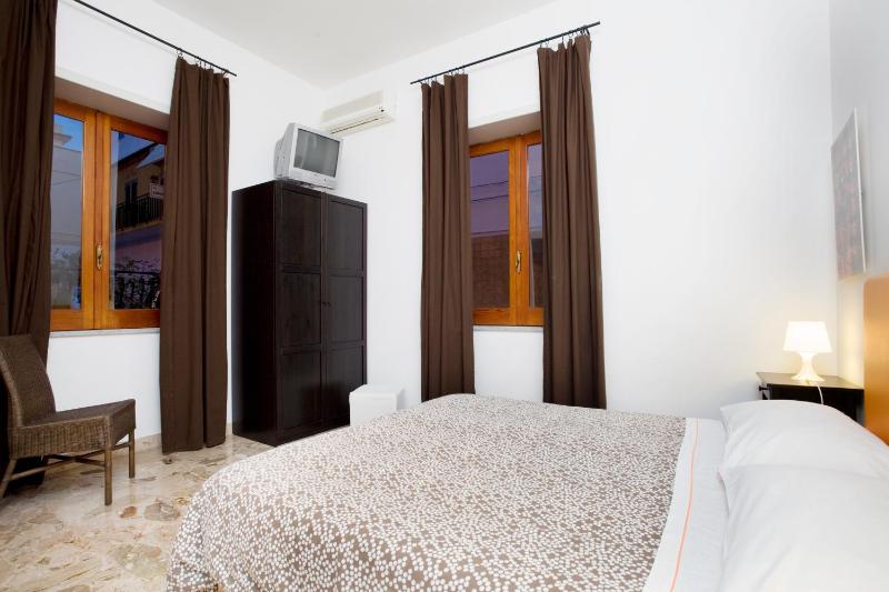 Double Room image 3