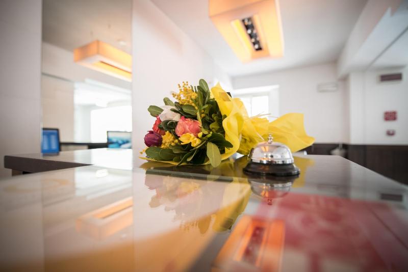 E' Hotel - image 7
