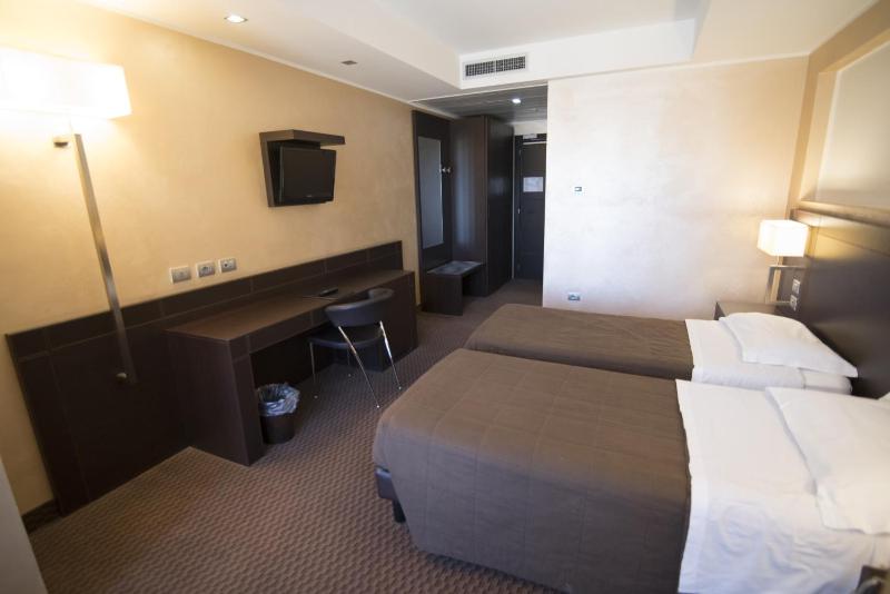 Comfort Twin Room image 3