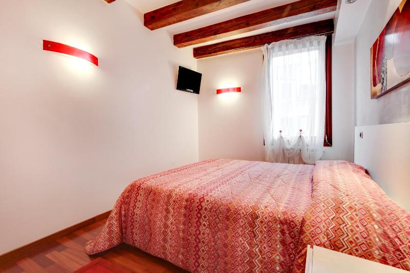 One-Bedroom Apartment image 4