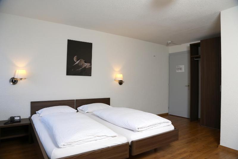 Superior Twin Room with A/C (19m2) image 4
