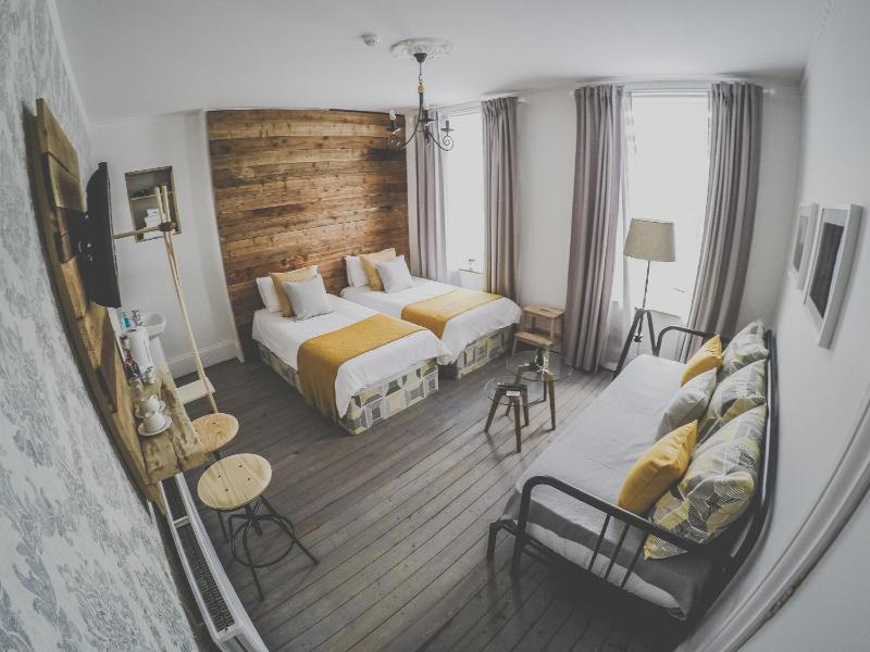 Triple Room with Shared Bathroom image 4