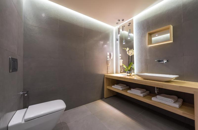 Deluxe Ground Floor Triple Room with Garden and Pool view image 4