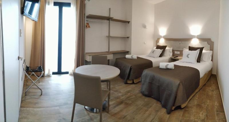 Standard Double Room image 3