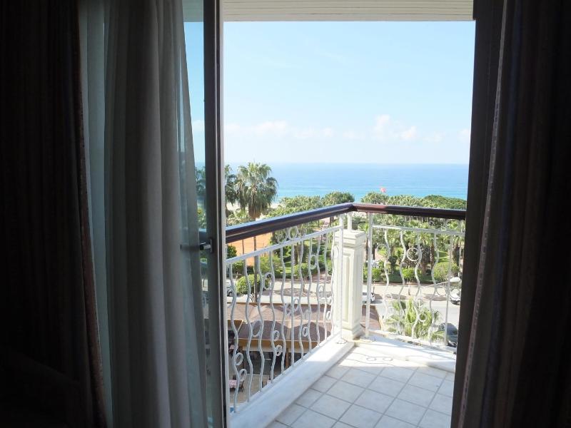 Double Room with Balcony and Sea View image 3