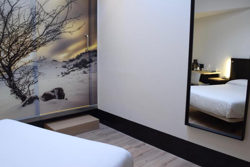 Economy Double Room image 3