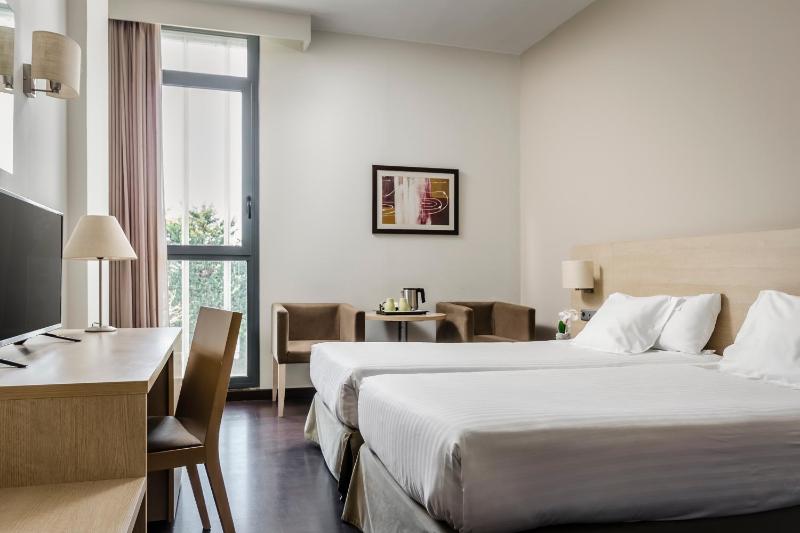Double or Twin Room image 4