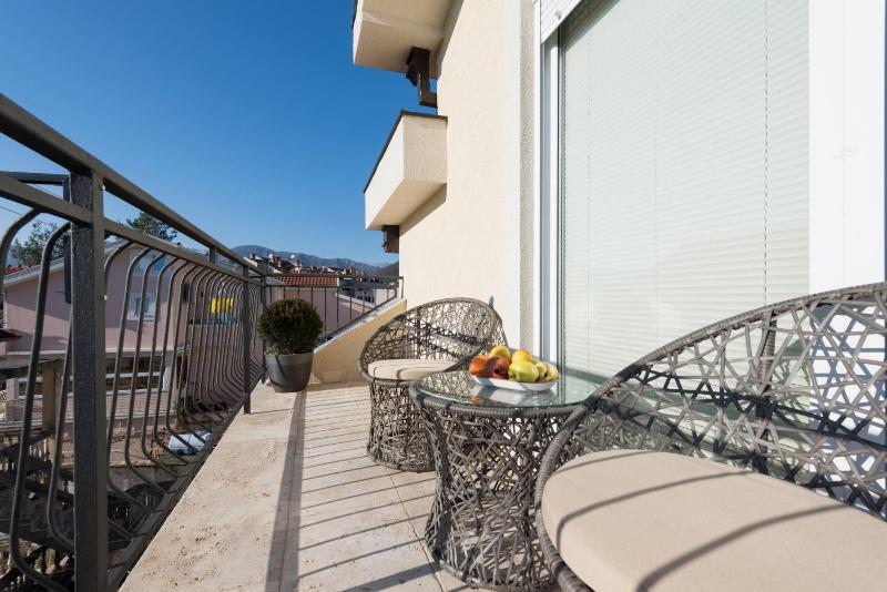 One Bedroom Apartment with Partial Sea View image 3