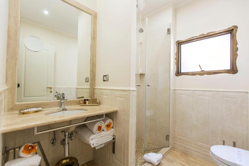 Triple Room with Balcony image 3