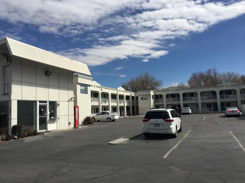 Howard Johnson by Wyndham Colorado Springs - image 9