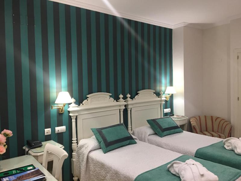 Twin Room image 4