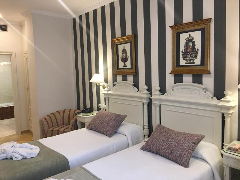 Twin Room image 3